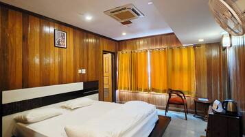 Standard Double Room | Laptop workspace, free WiFi
