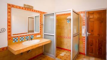 Premium Villa | Bathroom | Free toiletries