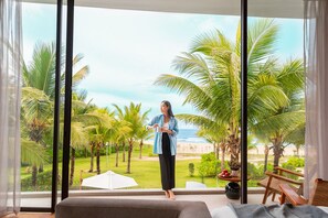 3-Bedroom Beachfront Pool Villa | Minibar, caja fuerte, escritorio y espacio para trabajar con un portátil