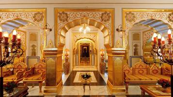 4 bedrooms, Egyptian cotton sheets, premium bedding, down comforters