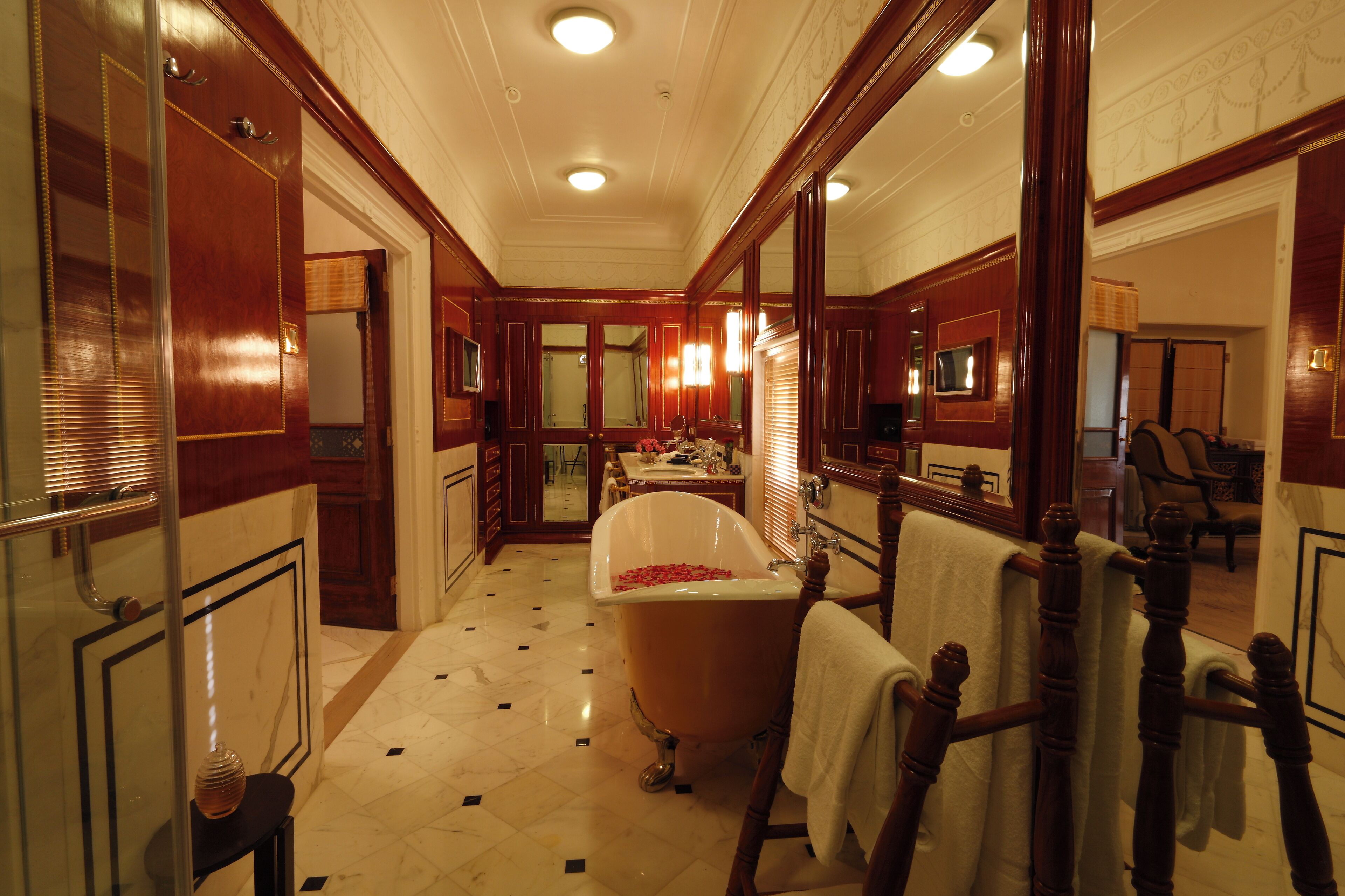 Separate bathtub and shower, deep-soaking bathtub