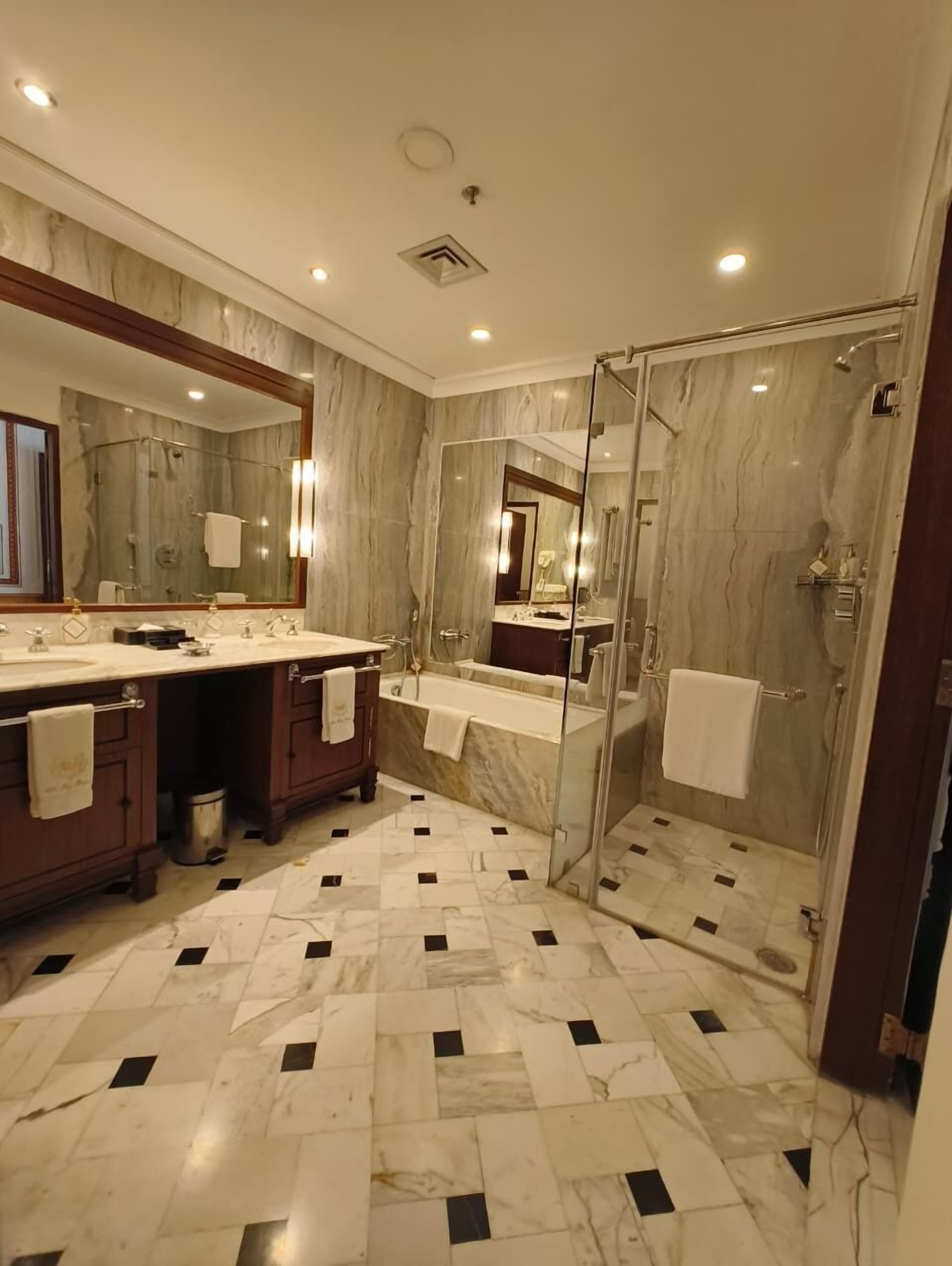 Separate bathtub and shower, deep-soaking bathtub