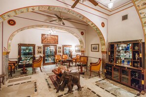 Bar tepi kolam renang