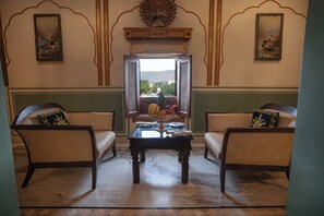 浪漫双人房或双床房 | 起居区 | 52-英寸LED 电视（配备数码频道）、DVD 播放器、玩具