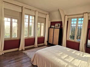 6 bedrooms, iron/ironing board, travel cot, free WiFi