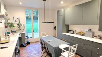 Een koelkast, een microgolfoven, een kookplaat