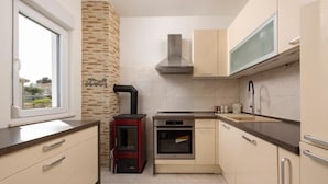 Private kitchen - Coastal Comfort Apartment (Podstrana)