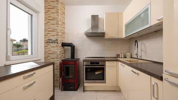 Lejlighed | Privat køkken | Køleskab/fryser i fuld størrelse, ovn, kogeplade, opvaskemaskine