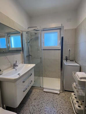 Apartment | Bathroom | Shower, rainfall showerhead, hair dryer, towels - Coastal Comfort Apartment (Podstrana)