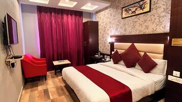 Deluxe kamer, uitzicht op de stad | Geluiddichte muren, een strijkplank/strijkijzer, gratis wifi, beddengoed