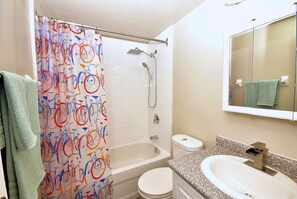 Haartrockner, Handtücher, Seife, Shampoo