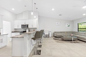 Kylskåp, mikrovågsugn, ugn och spishäll