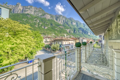 Rosa - Double Room with Balcony in Liberty Villa