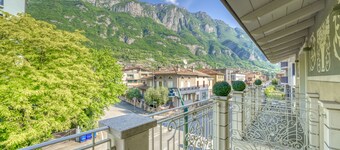 Rosa - Double Room with Balcony in Liberty Villa