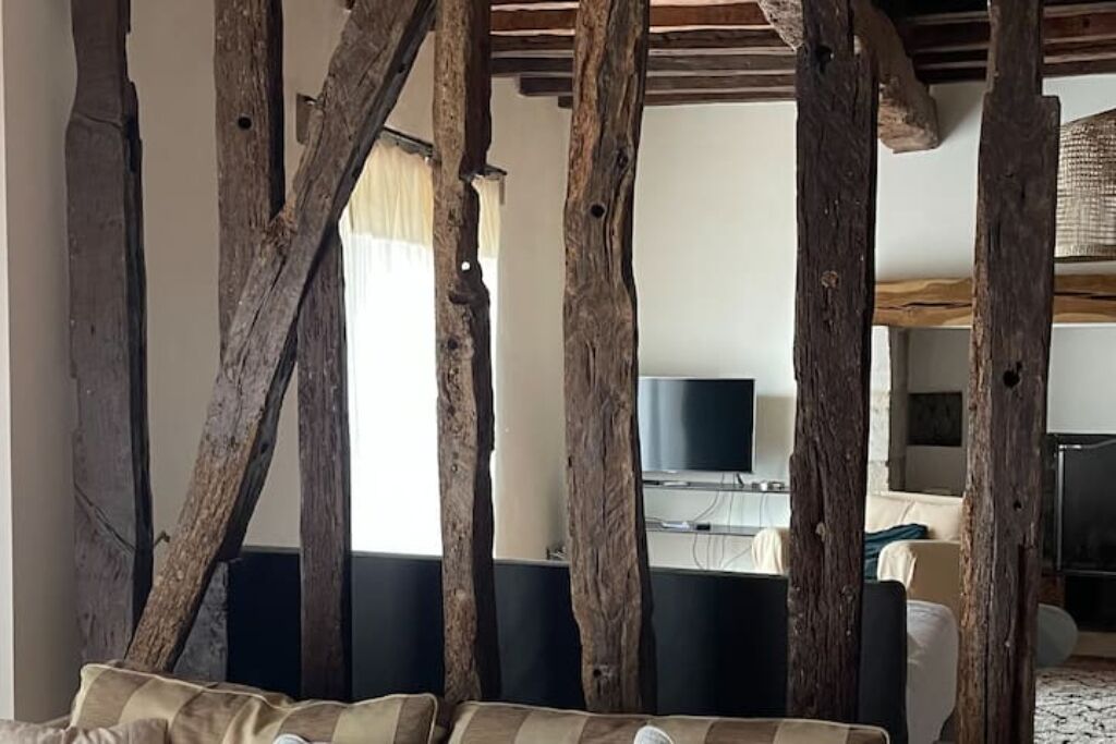 Smart TV, fireplace, ping pong, books