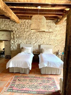 6 bedrooms, in-room safe, desk, iron/ironing board