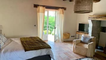 6 chambres, coffres-forts dans les chambres, bureau