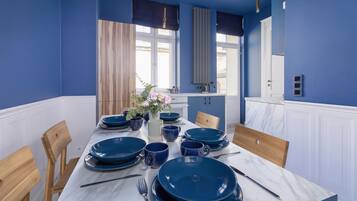 Apartment, 1 Bedroom, 2 Bathrooms | Dining room