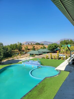 Outdoor pool - Amigos Lake Resort (Trimbak)