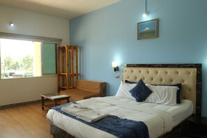 Deluxe Pool View Room - Amigos Lake Resort (Trimbak)