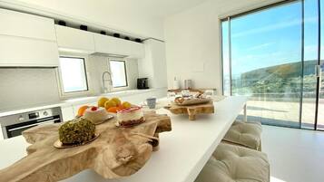 Kjøleskap, ovn, kokeplater og oppvaskmaskin