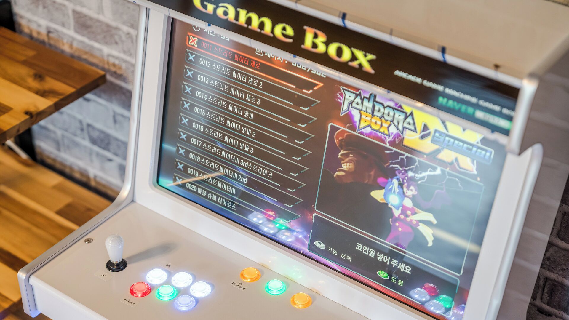 Eine Game Box Spielkonsole mit Bildschirm, der Spieloptionen anzeigt, und einem Joystick-Bedienfeld.