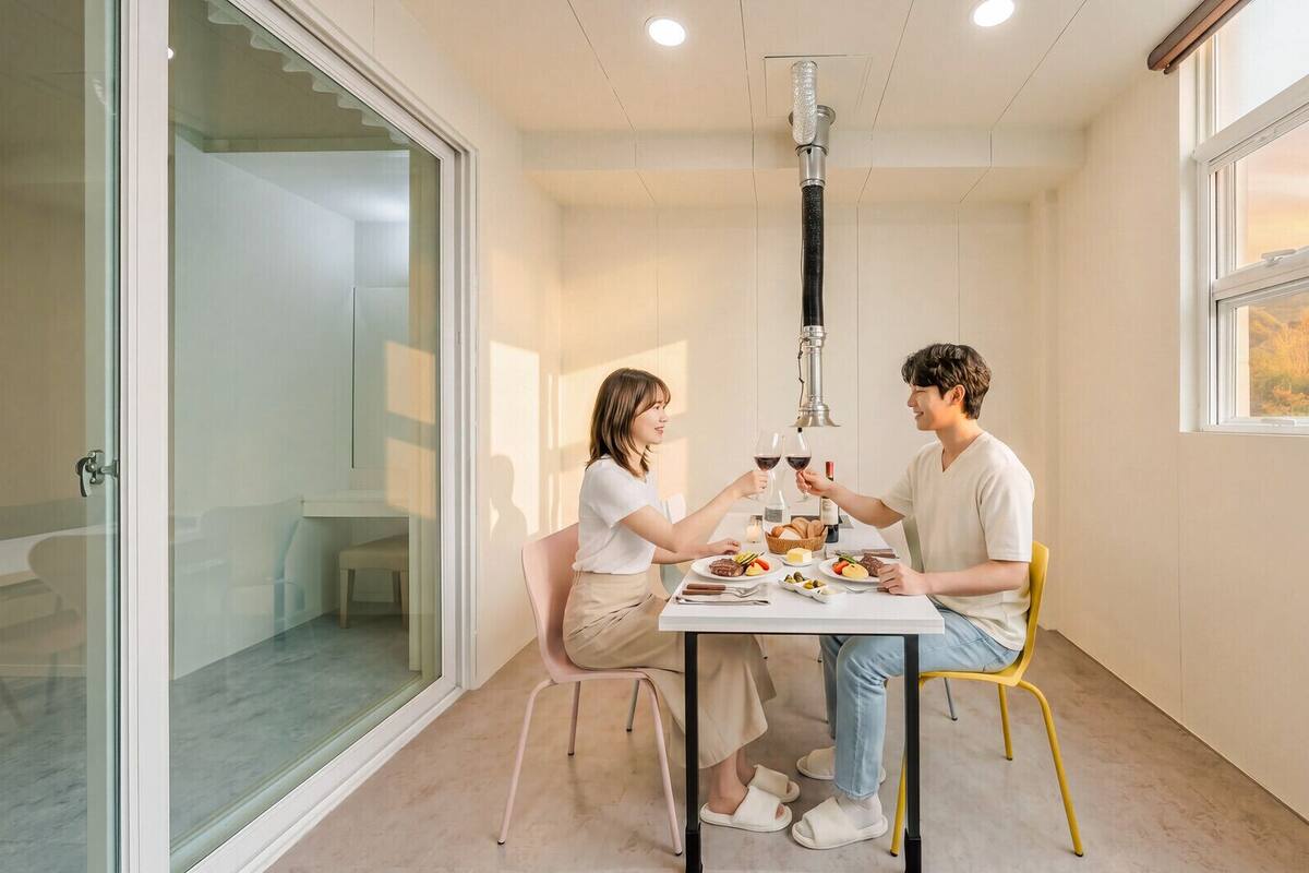 Ein modernes Zimmer mit Glastrennwand, einem Esstisch mit Speisen und Getränken sowie einem Fenster mit Blick.