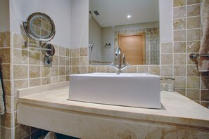 Hair dryer, towels, soap, shampoo - La Toscana luxury duplex penthouse in Bel Air (Estepona)