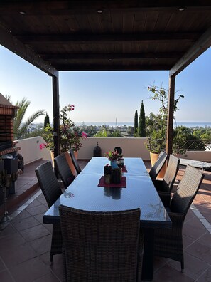 Outdoor dining - La Toscana luxury duplex penthouse in Bel Air (Estepona)