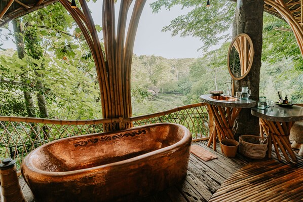 Habitación doble de diseñador | Baño | Amenidades de baño gratuitas, secadora de cabello, batas, pantuflas 