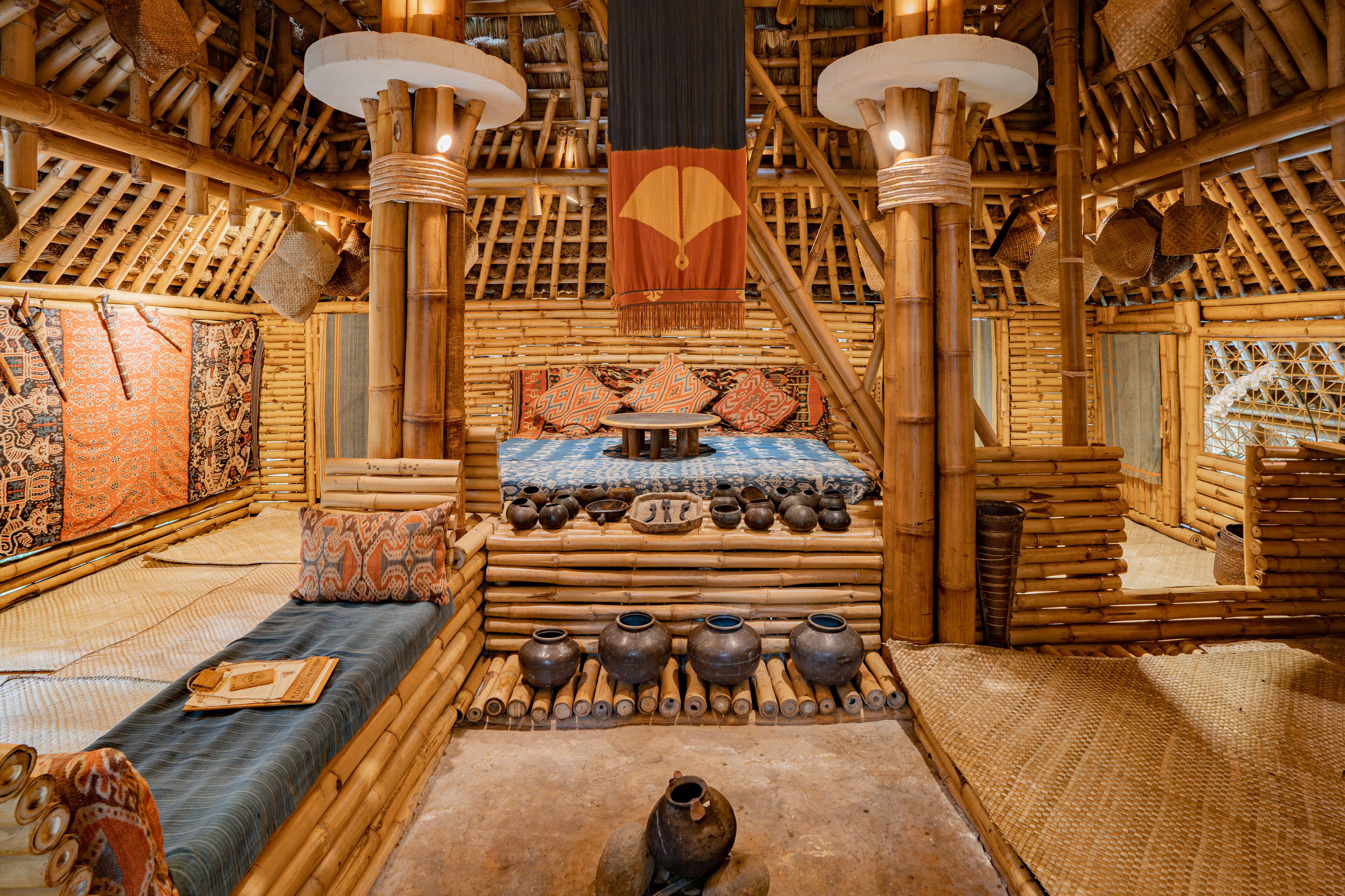Habitación tradicional con cama, almohadas y una zona central decorada con cerámica.