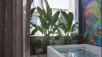Suite with Hot Tub | Vasca idromassaggio