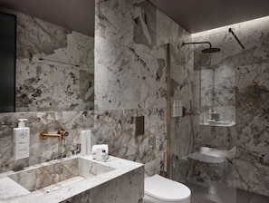 Suite with Hot Tub | Baño | Secadora de cabello, batas, pantuflas, toallas