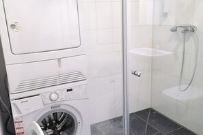 Shower, hair dryer, towels, soap - Fabella Flats Forchheim - 23 (Forchheim)