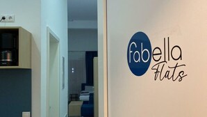 A hallway with a bed and a coffee machine in the background. - Fabella Flats Forchheim - 20 (Forchheim)