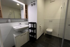 Dusche, Haartrockner, Handtücher, Seife