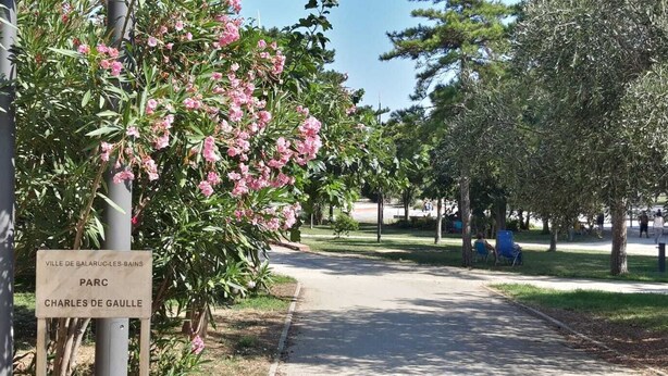 A park with a sign reading "VILLE DE BALARUC-LES-BAINS PARC CHARLES DE GAULLE". - Studio Balaruc LES Bains Proche Cure ET Plage (Balaruc-les-Bains)