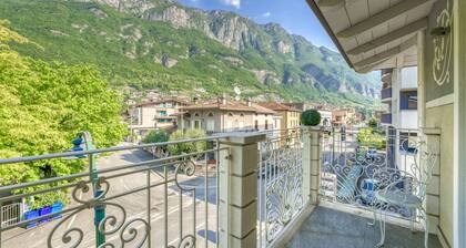 Camelia - Single Room with Balcony in Art Nouveau Villa