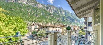 Camelia - Single Room with Balcony in Art Nouveau Villa