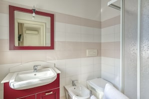Douche, séchoir à cheveux, bidet, serviettes fournies
