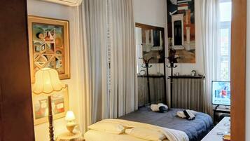 5 soveværelser, pengeskab på værelset, skrivebord, strygejern/strygebræt