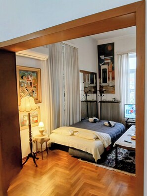 5 chambres, coffre-fort, bureau, fer et planche à repasser