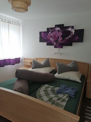 2 slaapkamers, een bureau, wifi, beddengoed