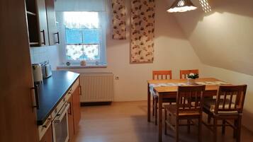 Køleskab, kogeplade, kaffe-/temaskine, elkedel