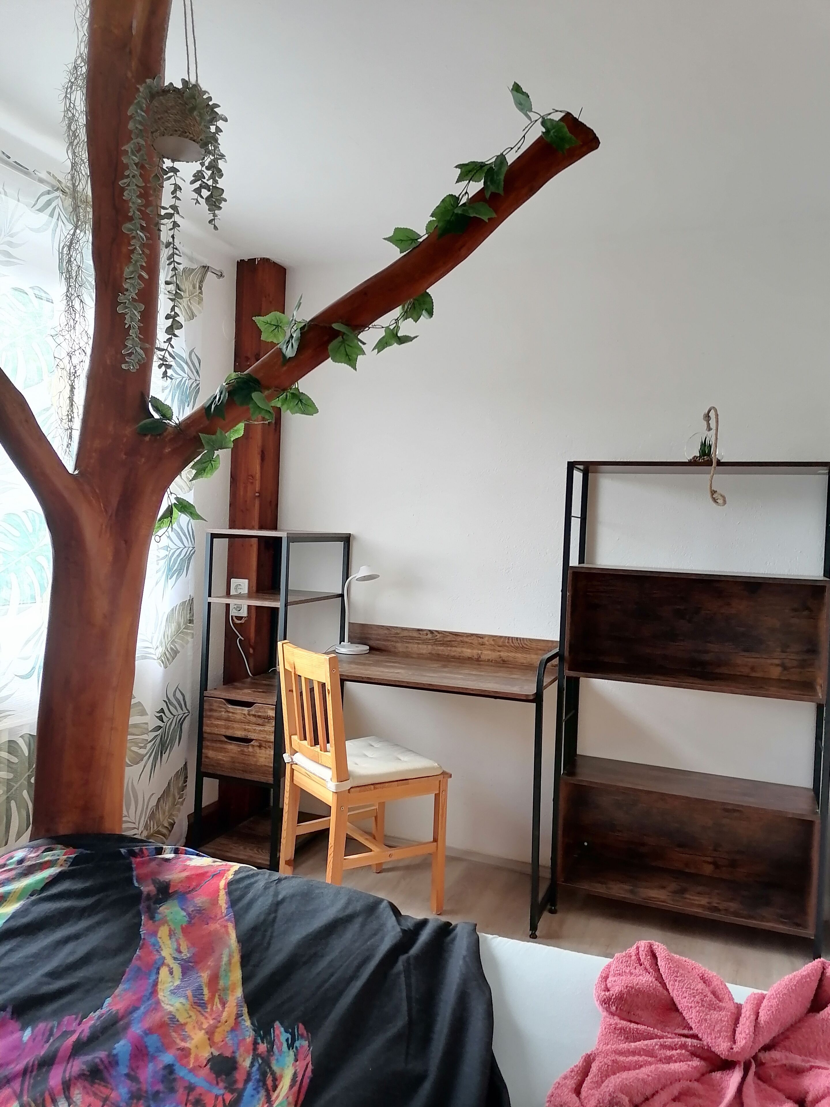 2 bedrooms, desk, WiFi, bed sheets