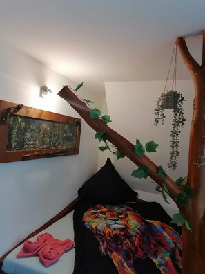 2 bedrooms, desk, WiFi, bed sheets