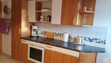 Fridge, stovetop, coffee/tea maker, electric kettle