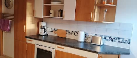 Fridge, stovetop, coffee/tea maker, electric kettle