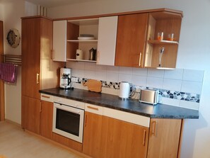 Réfrigérateur, surface de cuisson, cafetière-théière