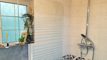 Douche, serviettes fournies, savon, papier toilette